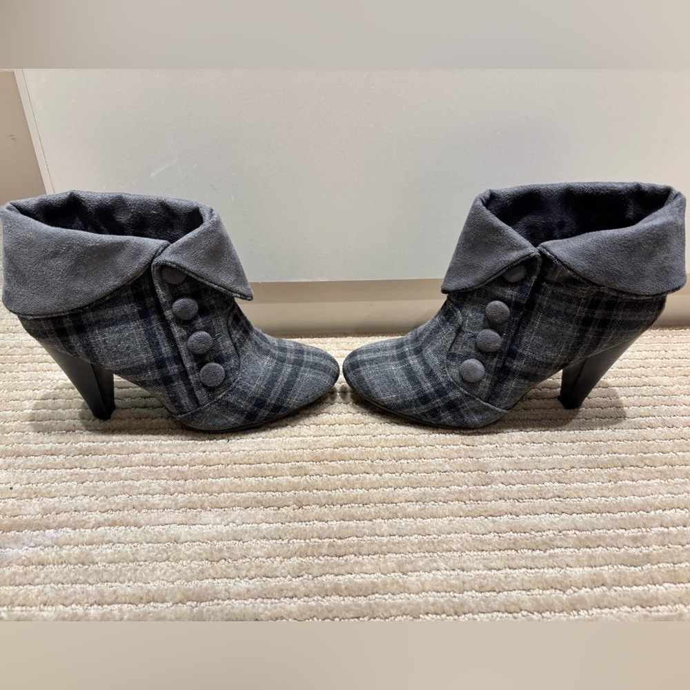 Stylish Gray Plaid Women's Ankle Boots